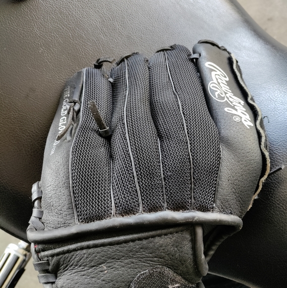 Rawlings 11" baseball glove goes on left hand for right hand thrower - Picture 2 of 3